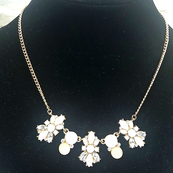 Fashion jewelry, creme pearl stones with chain - Picture 2 of 4